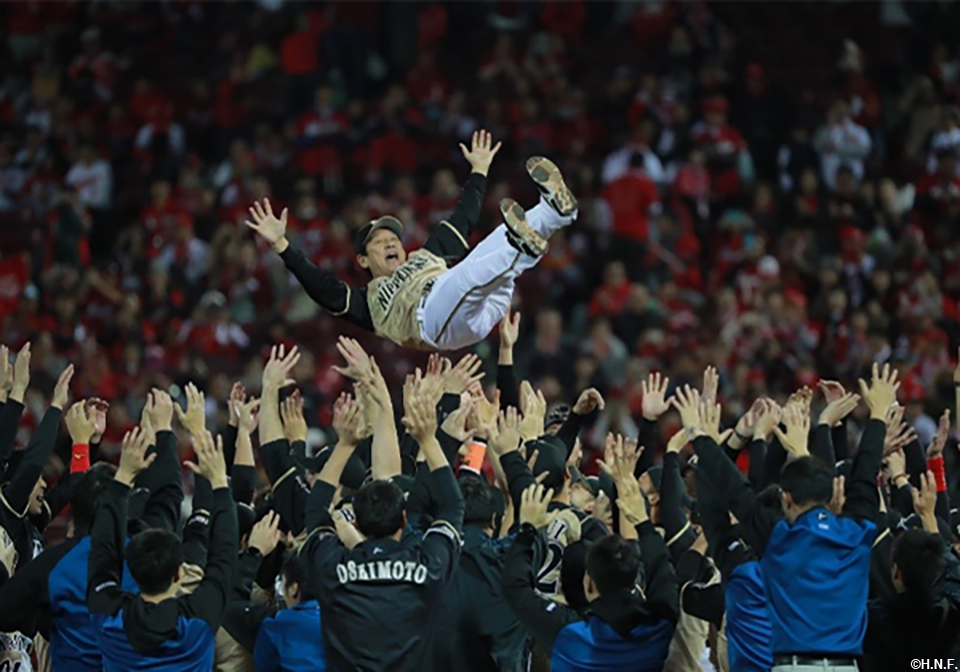 広島の夜空に栗山英樹監督が舞う!10年ぶりの日本一