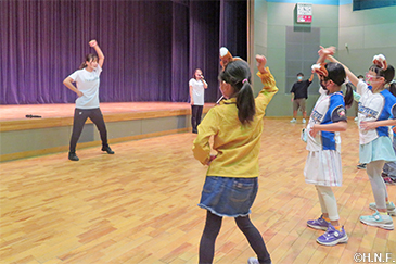 きつね耳を付けた参加者の姿も