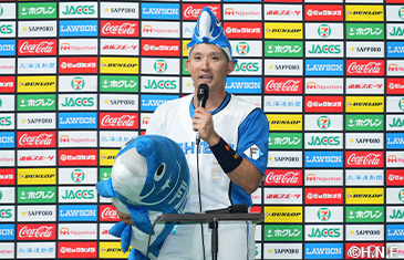 2022年ヒーローインタビューでファンの声援に応える