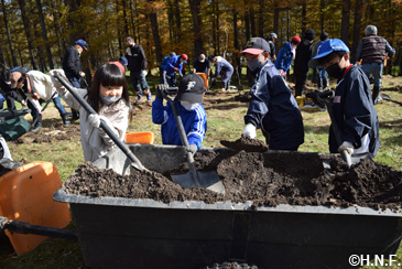 子どもたちも土運びのお手伝い