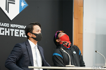 入団会見の様子02