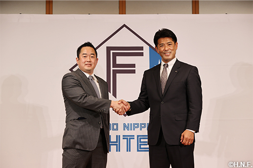 握手を交わす佐藤コーチと稲葉GM