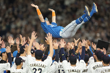 両チームに胴上げされる杉谷選手