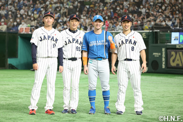 栗山監督と杉谷選手、近藤選手、伊藤投手