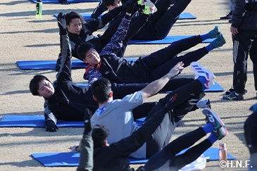 体幹トレーニングを行う選手