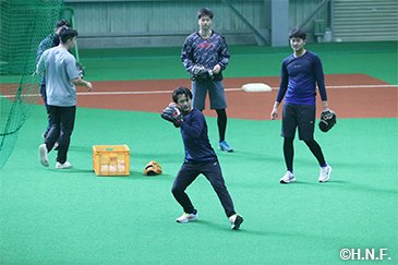 室内練習場で練習を行う選手01