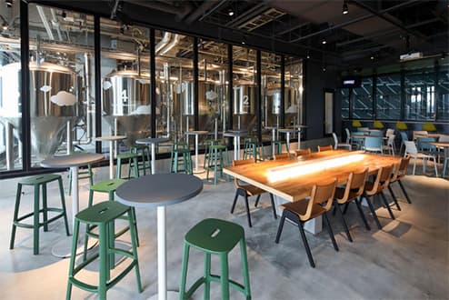 醸造エリアの見えるレストラン