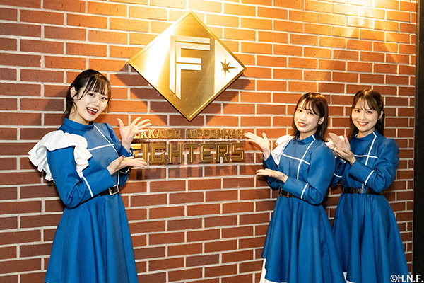 スタジアムツアー衣装を着たファイターズガール