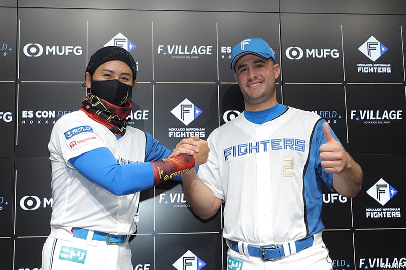 新庄剛志監督とアリエル・マルティネス選手