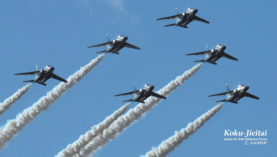 ブルーインパルス展示飛行
