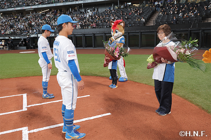 始球式 花束贈呈