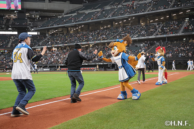 ベースランニング　ハイタッチ