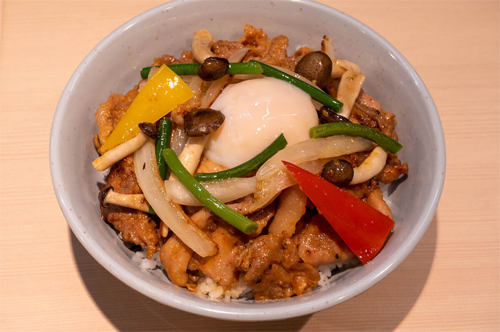 新庄剛志BIGスタミナ豚肉丼(温玉のせ)