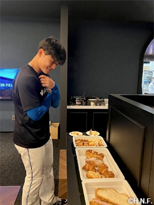 パンを選ぶ清宮選手