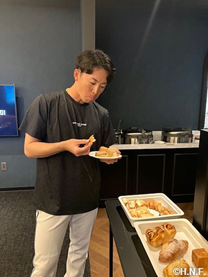 試食する谷内選手