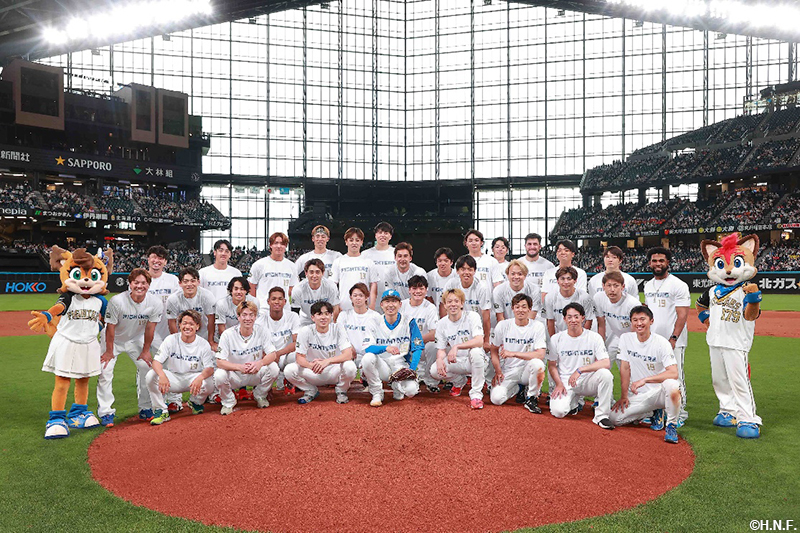 金子千尋特命コーチとファイターズの選手たち