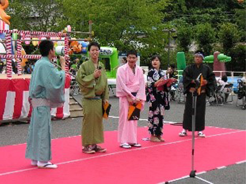 過去に開催した夏祭りの櫓（やぐら）・縁日の様子01