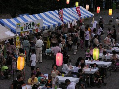 過去に開催した夏祭りの櫓（やぐら）・縁日の様子02