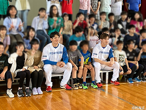 河野投手、野村選手1