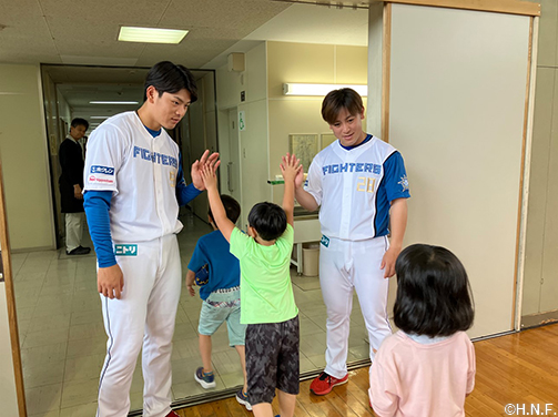 河野投手、野村選手2