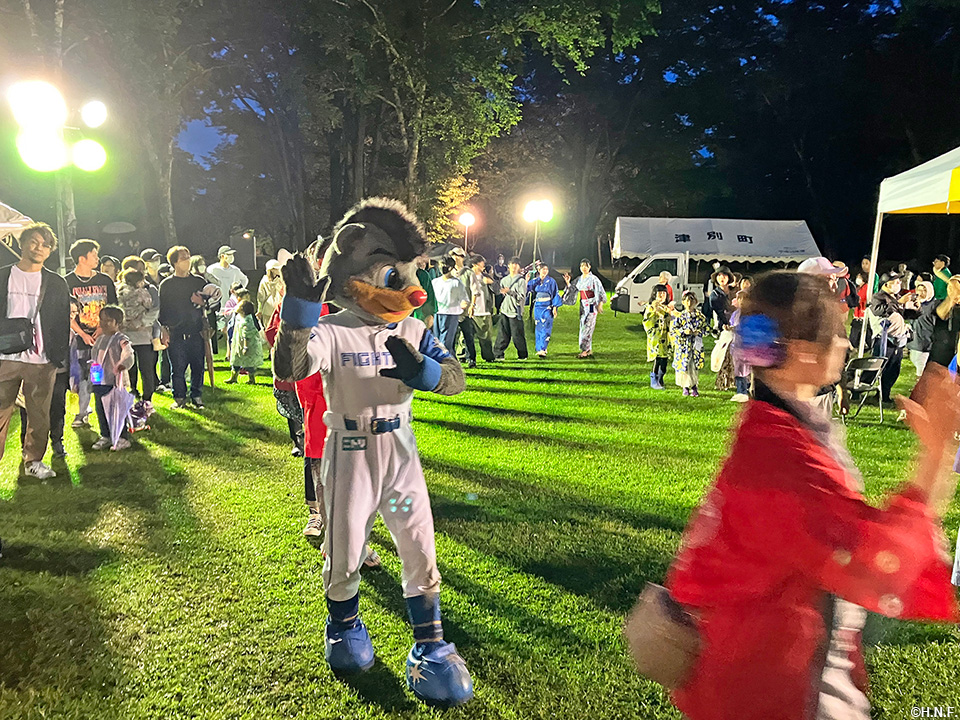 夏まつり前夜祭で「千人踊り」に参加