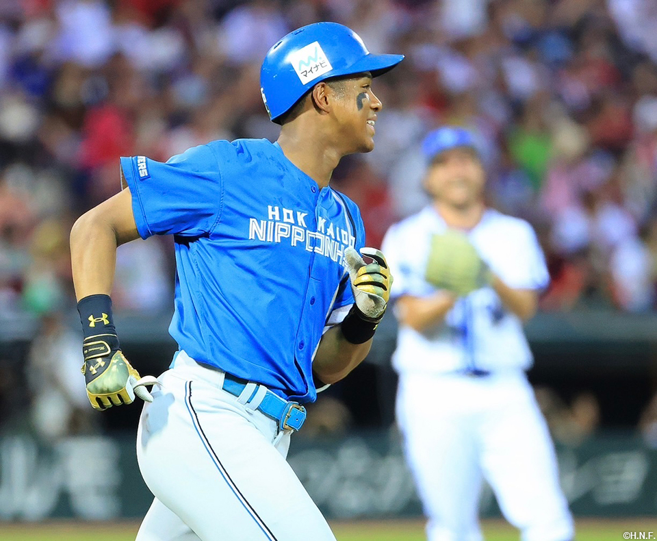 本塁打を放った万波選手