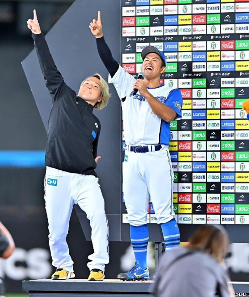 ヒーローの生田目投手と今川選手