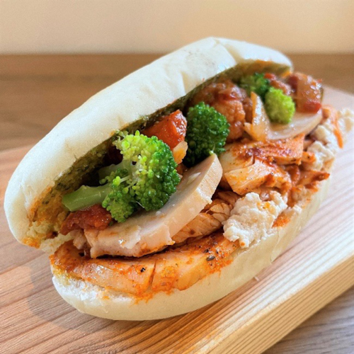 グリルチキンとカポナータのバジルソースパニーニ