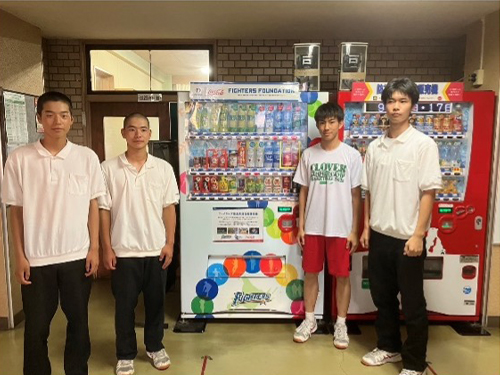 ファイターズ基金応援自動販売機の売上約65万円を受贈 | 北海道