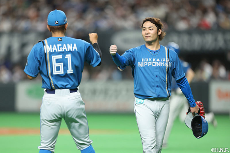 今川選手とグータッチする伊藤投手