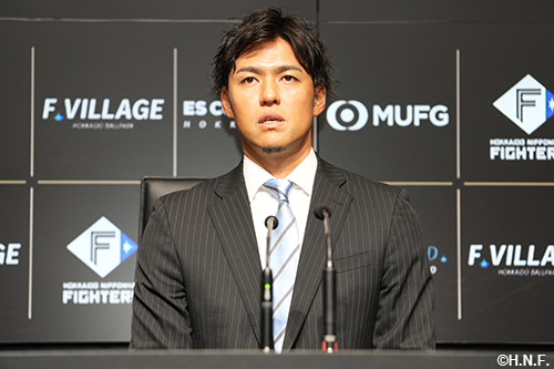 引退会見をする木村文紀選手