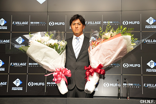 花束を抱える木村文紀選手