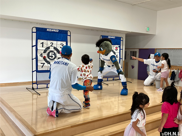 野球体験コーナー(虹いろ保育所)