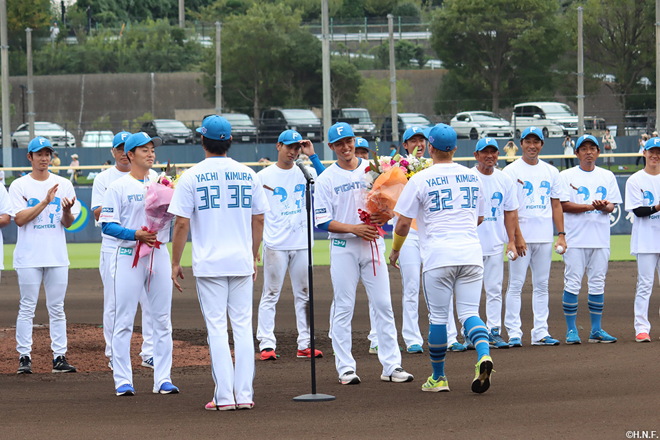谷内亮太選手・木村文紀選手へ花束贈呈