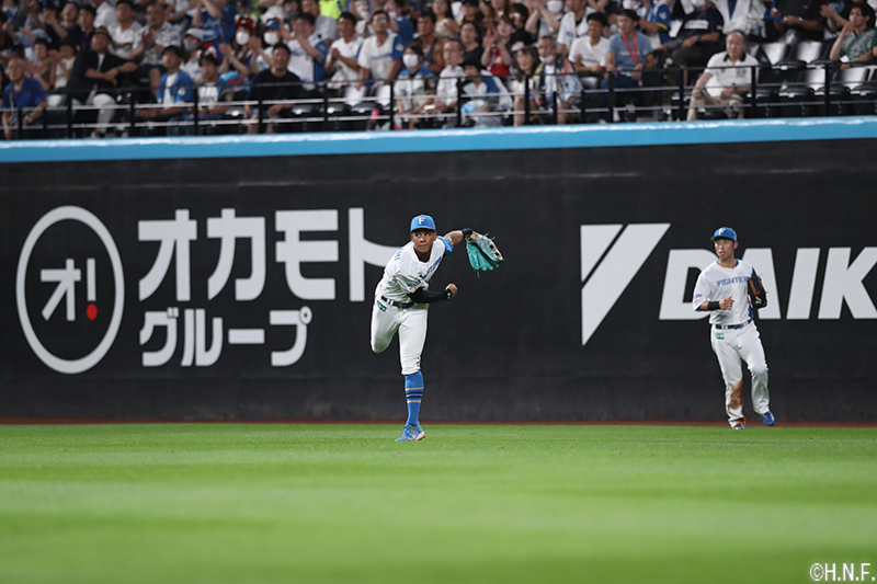 万波中正、三塁へのタッチアップを阻止