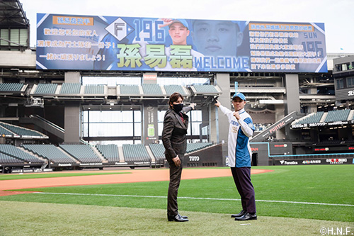 新庄監督と孫易磊投手 マウンドver.