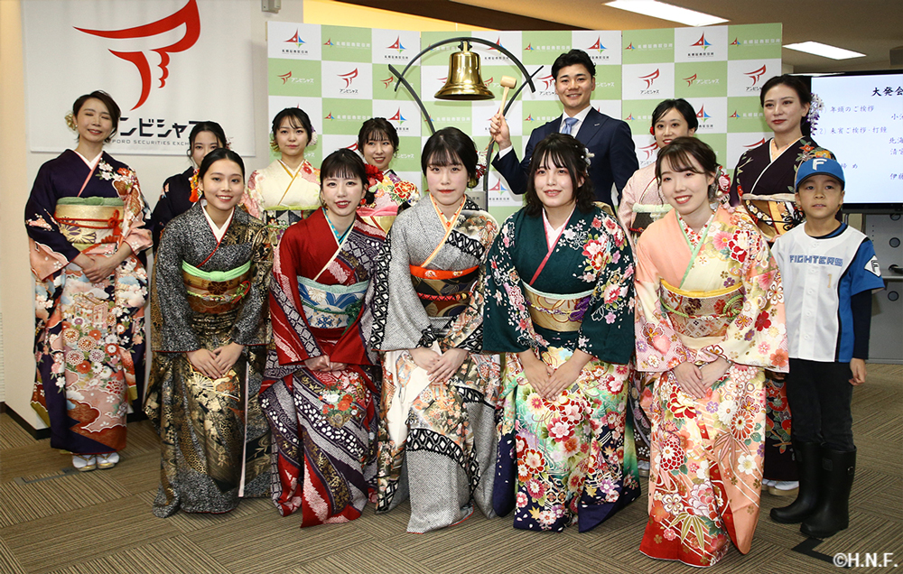 清宮幸太郎選手と晴れ着姿の女性職員