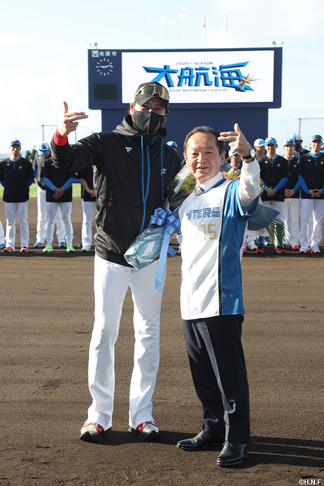 名護市の渡具知武豊市長と新庄監督