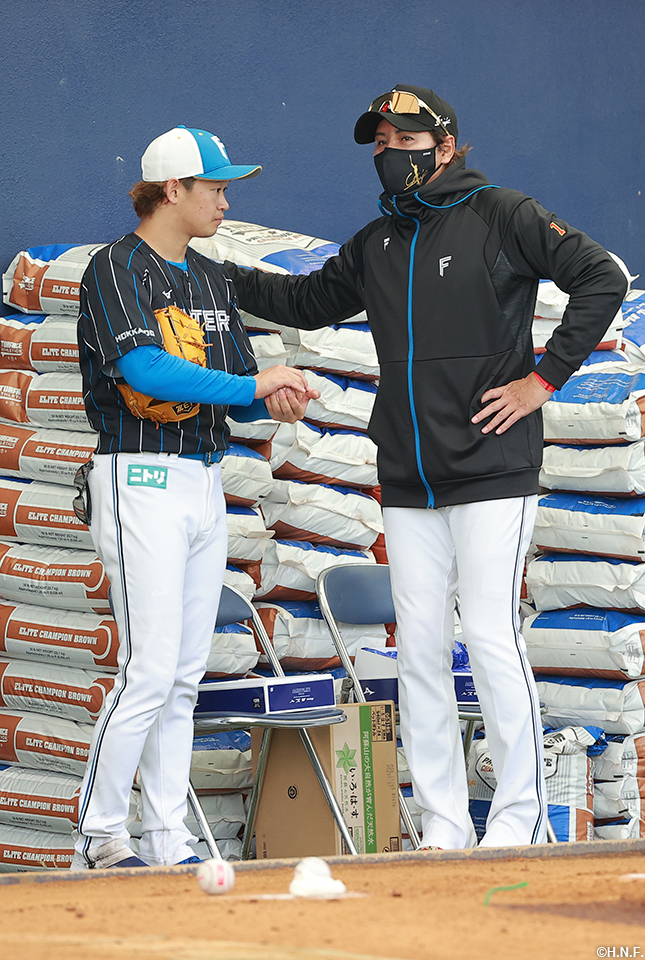 鈴木投手と新庄監督