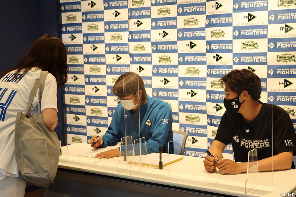 選手サイン会・選手写真撮影会