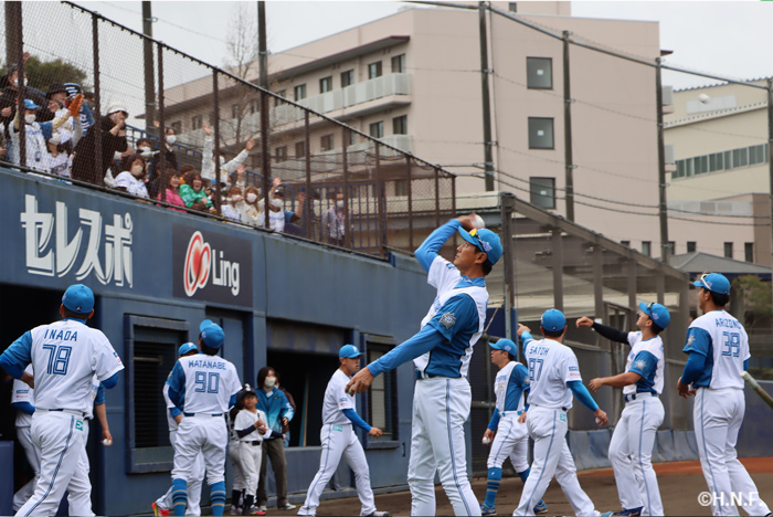 サインボール投げ入れの様子①