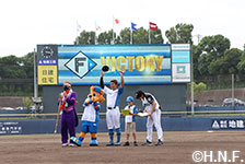 インタビュアー