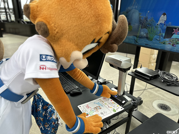 フレップが絵をスキャンしてる様子