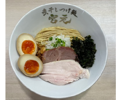 半熟味玉入り東京煮干し油そば