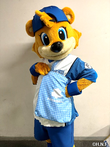 「鎌スタチェック柄トートバッグ」を肩にかけたC・B