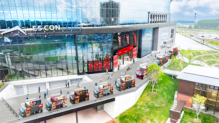 1F FIELD LEVELガラスウォール前