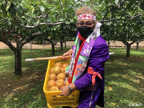 梨とDJチャス。