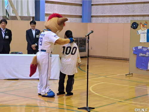 ファイターズ50周年ユニフォームを贈呈01