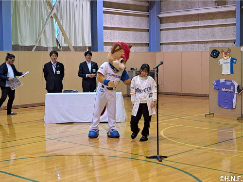 ファイターズ50周年ユニフォームを贈呈02