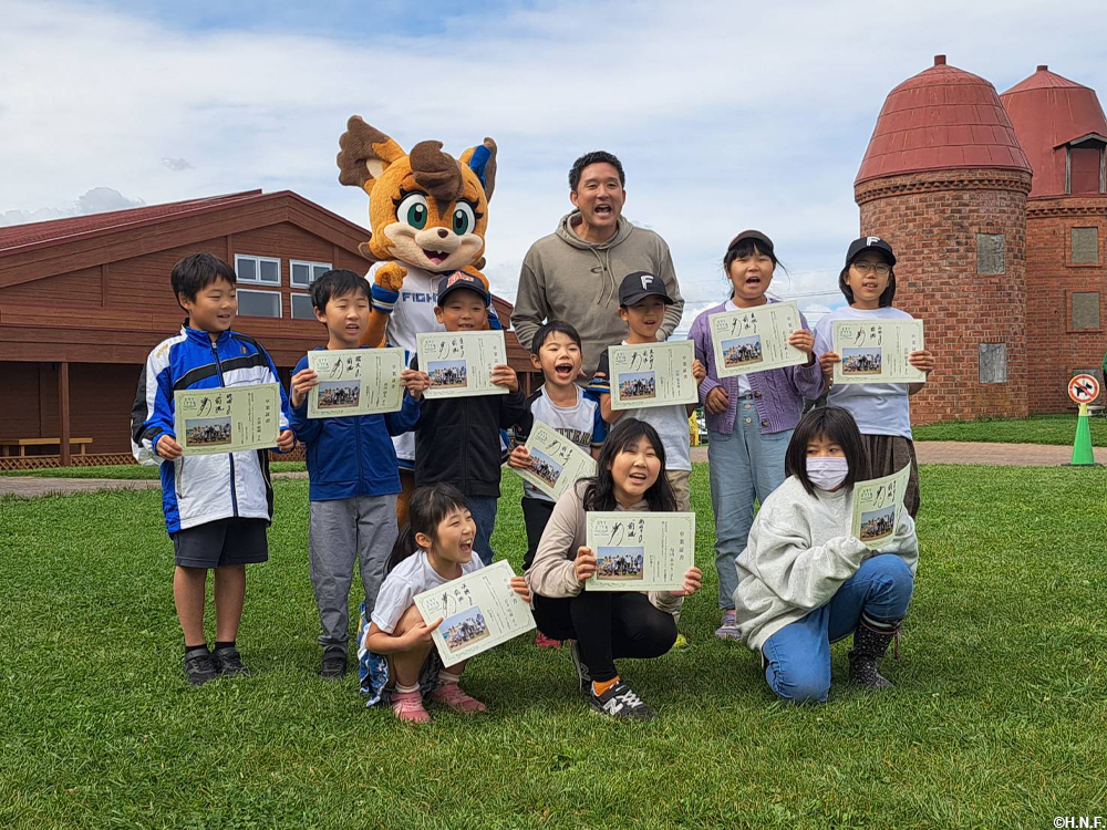 杉谷校長先生、ポリーと一緒に記念撮影